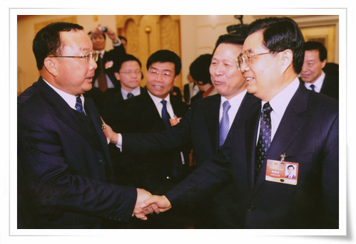 在十一屆全國人大會議上，時任中共中央總書記胡錦濤親切接見集團創(chuàng)始人劉慶年