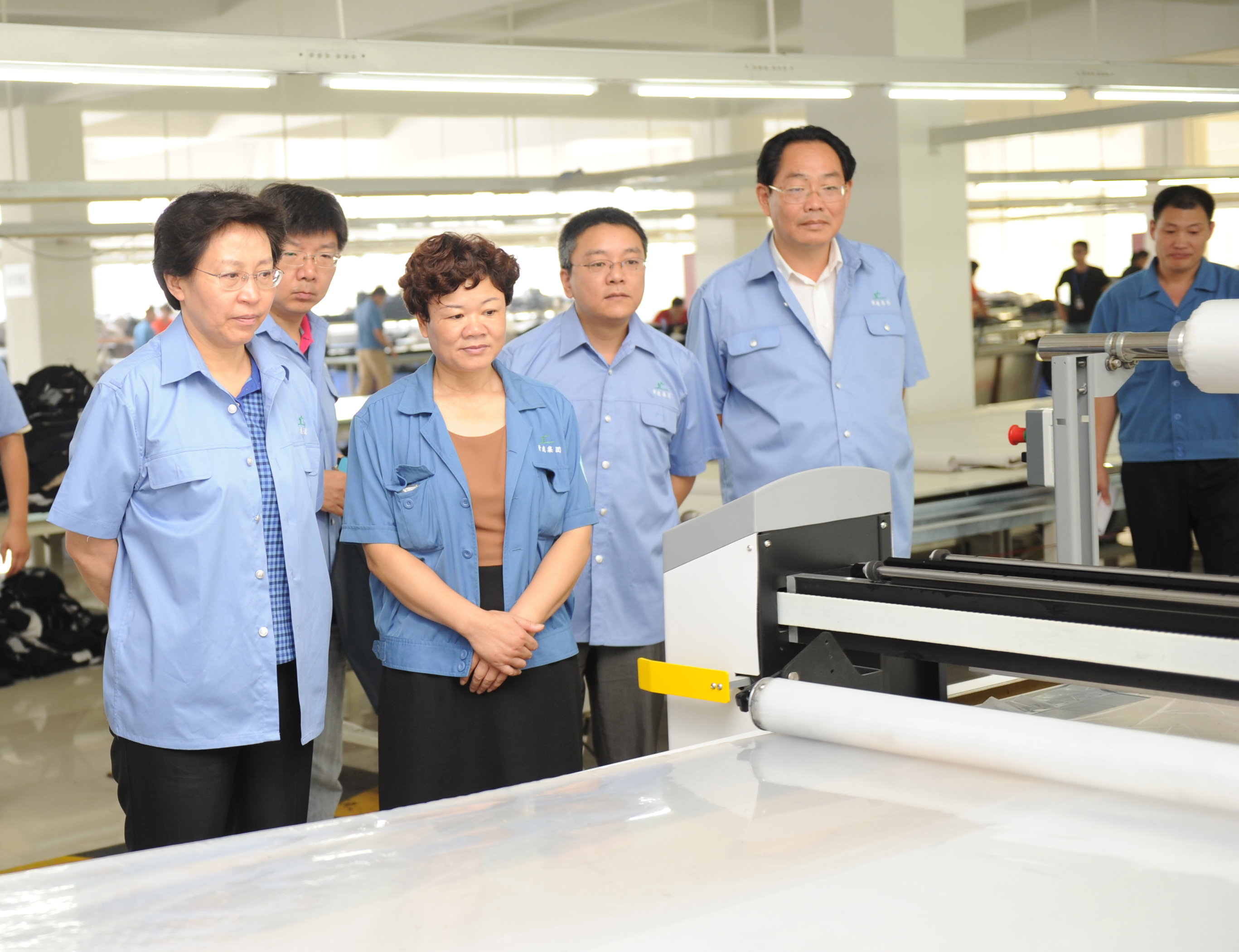 原江蘇省總工會主席，現(xiàn)江蘇省人大常委會副主任邢春寧在市人大常委會副主任楊明強陪同下與職工同勞動
