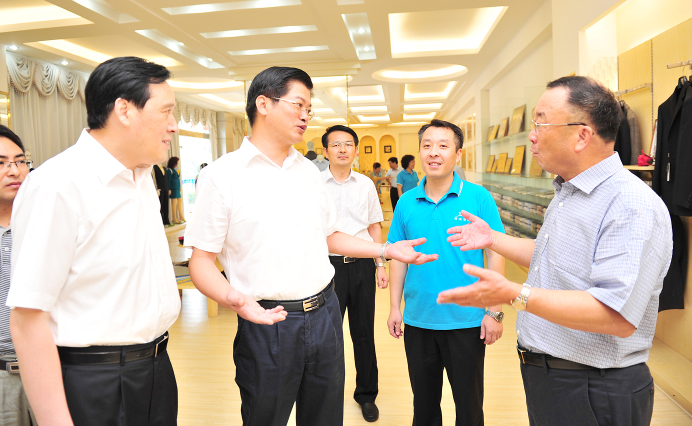 市原宿遷市委書記，現(xiàn)江蘇省人大常委會副主任、省總工會主席魏國強在箭鹿調研